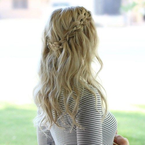 neformální waterfall braid hairstyle