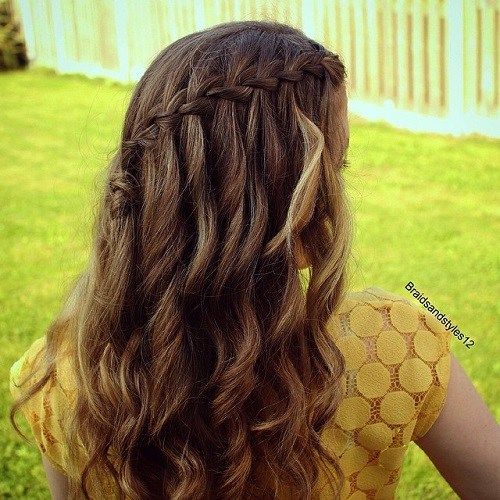 kudrnatý half up waterfall braid hairstyle