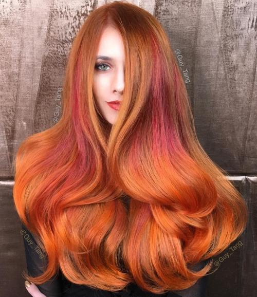 Langes kupfernes Haar mit orangefarbenen Highlights