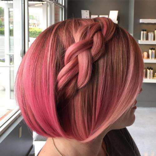 短柔和的粉红色发型与编织