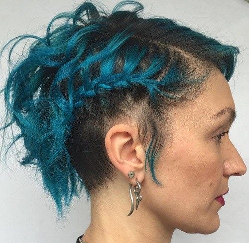 kurze unordentliche geflochtene Frisur mit blauer Haarfarbe