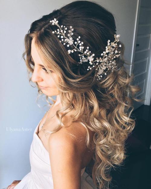 дълго Curly Half Updo For Brides