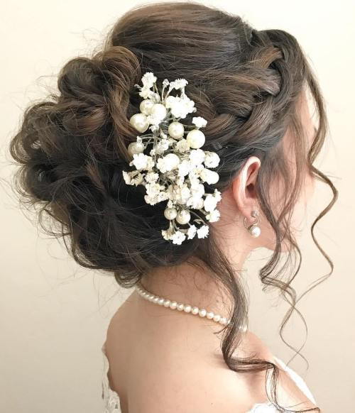 къдрав Messy Updo With A Side Braid