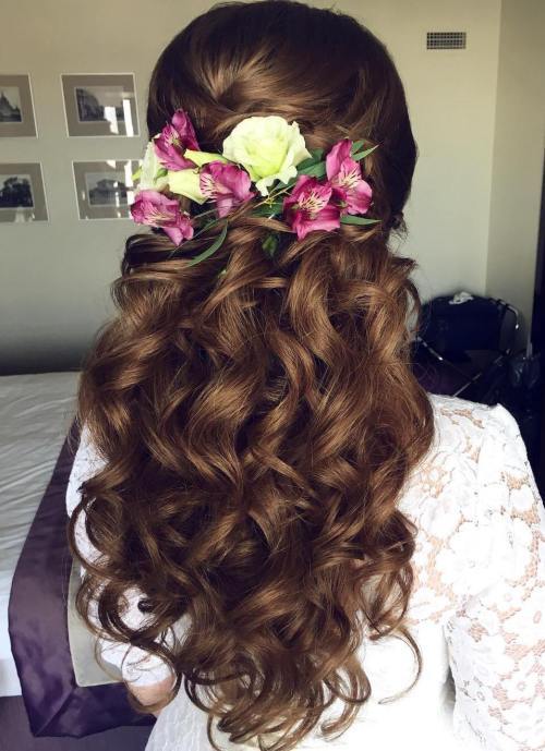 Curly Wedding halber Hochsteckfrisur mit Blumen