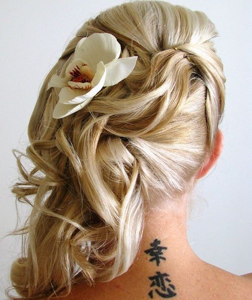 boční wedding hairstyle with a flower
