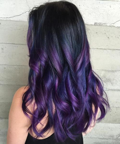 Schwarzes Haar mit lila Highlights