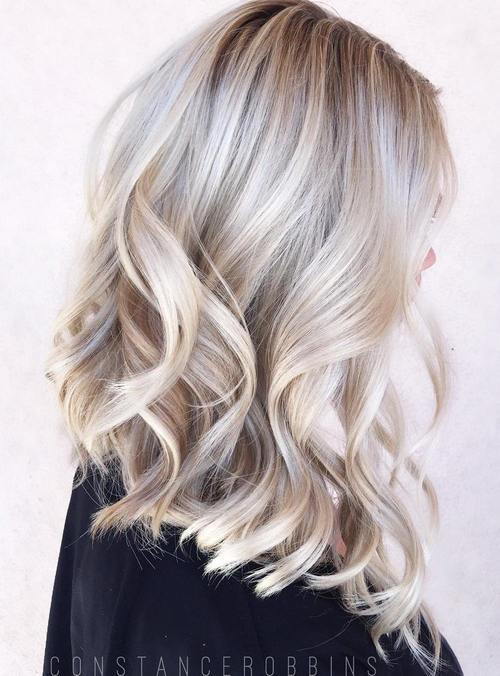 střední blonde hair with platinum highlights