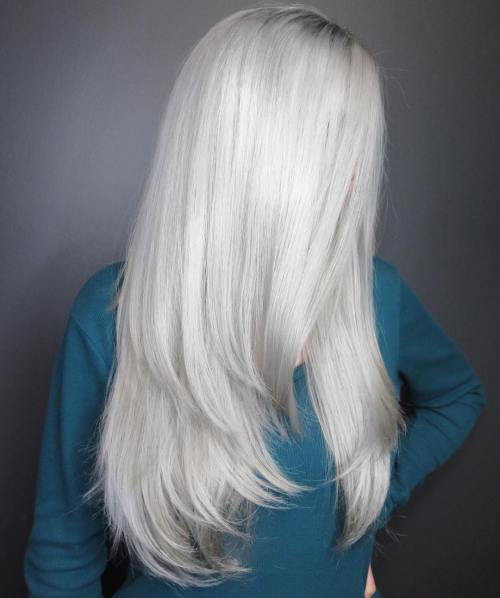Langes weißes blondes geschichtetes Haar