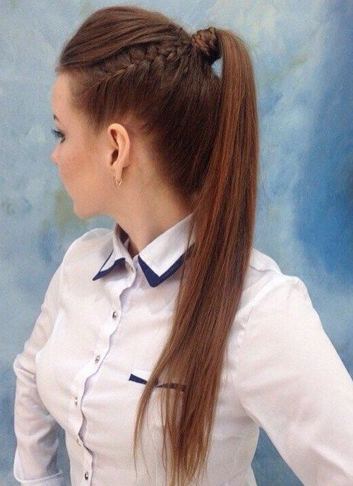 koňský ohon with a side braid for long hair