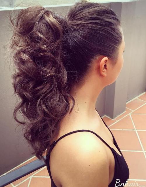 къдрав Ponytail With A Bouffant