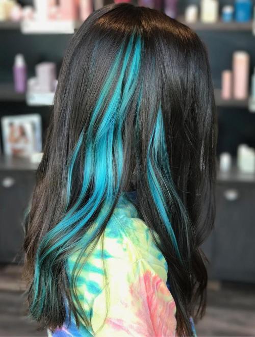 Dunkelbraunes Haar mit blauen Highlights