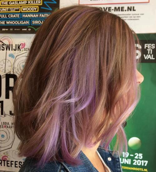 Rötlich-braunes Haar mit Lavendel-Highlights
