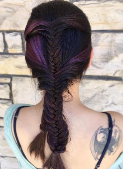 violette und violette Peek-a-Boo-Highlights für dunkles Haar
