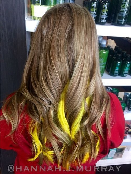 hellbraunes Haar mit gelben Peek-a-Boo-Highlights