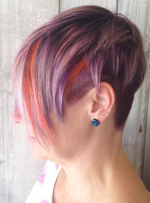 短而柔和的紫色头发，带有橙色的peek-a-boo亮点
