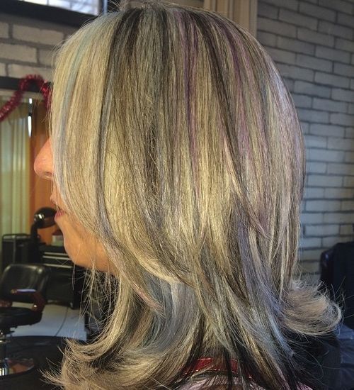 blonde Haare mit schwarzen und violetten Reflexen
