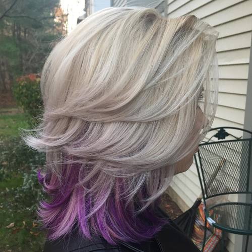 Mittelblond geschichtete Frisur mit Lavendel Peek-a-Boo-Highlights
