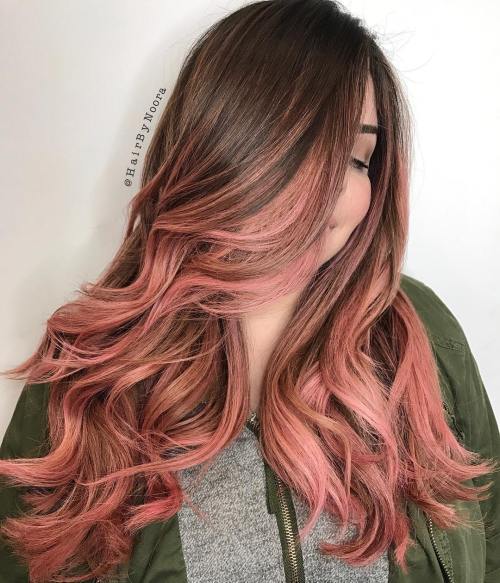 柔和的粉红色balayage棕色头发
