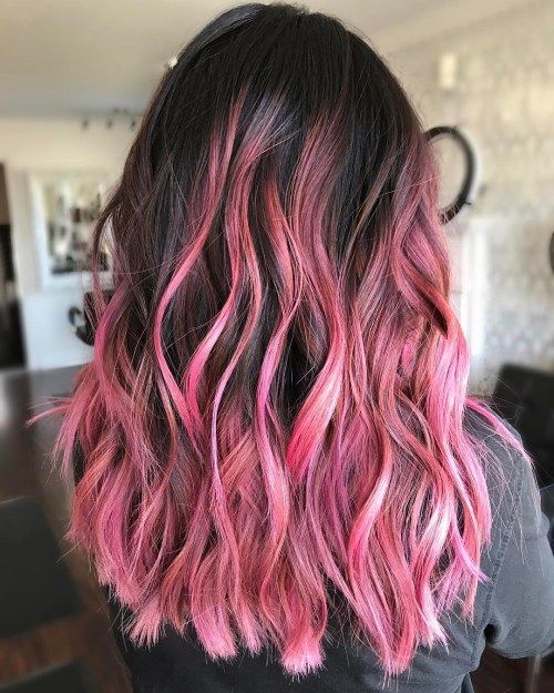 الشعر البني الداكن مع balayage الوردي