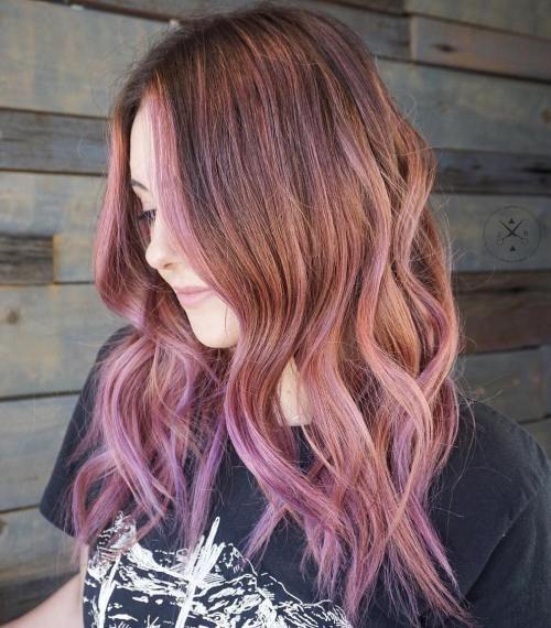 hnědý hair with subtle pink highlights