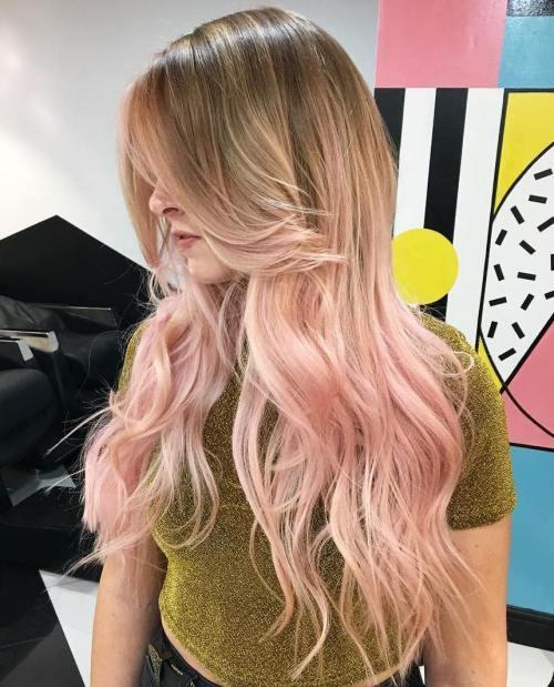 长长的粉红色到柔和的粉红色的ombre头发