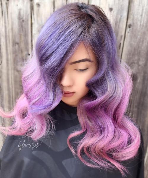 紫色到粉红色的长长的头发