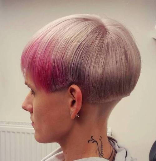 krátký flaxen blonde hair with pink balayage