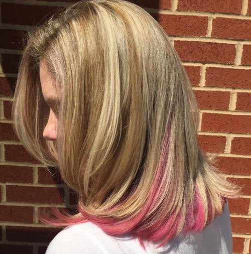 blonde Haare mit rosa Peekaboo-Highlights