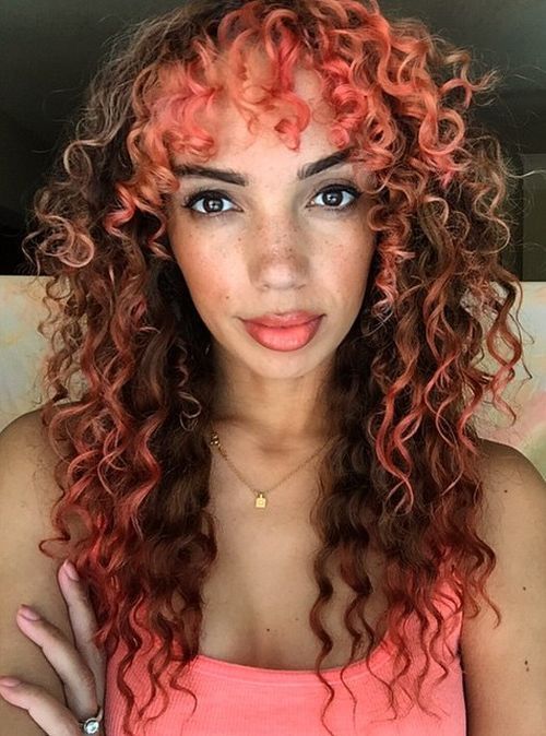 kudrnatý brown hair with pastel pink highlights