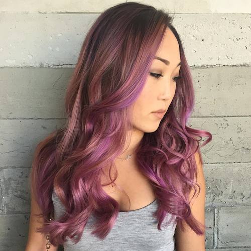braunes Haar mit Lavendel und pastellrosa Balayage