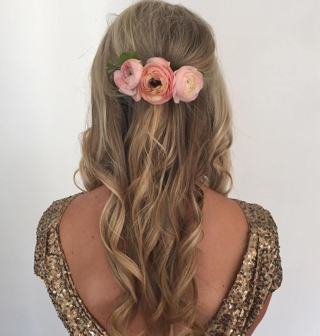 Einfache lockige Frisur mit Haar Blumen