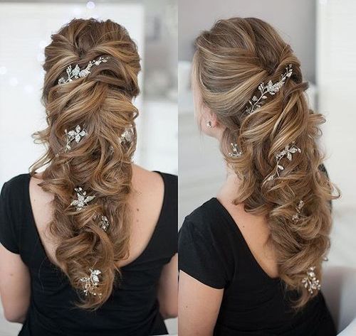 svatba curly downdo with hair flowers
