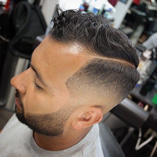 Männer's fade haircut with long top
