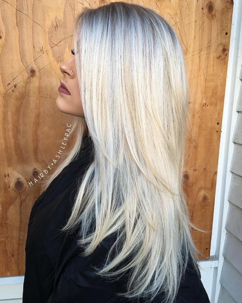 дълго Layered Ash Blonde Hair With Root Fade