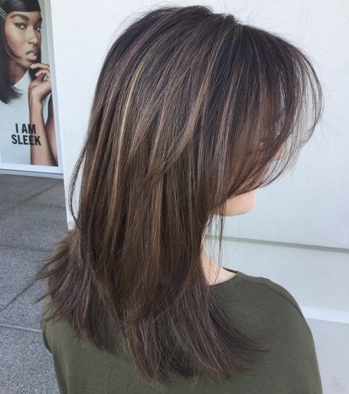Střední To Long Layered Blowout Hairstyle