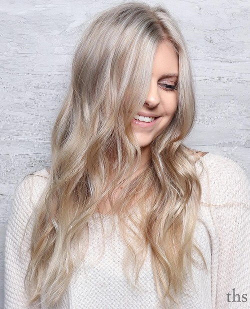 дълго Wavy Blonde Cut With Layers