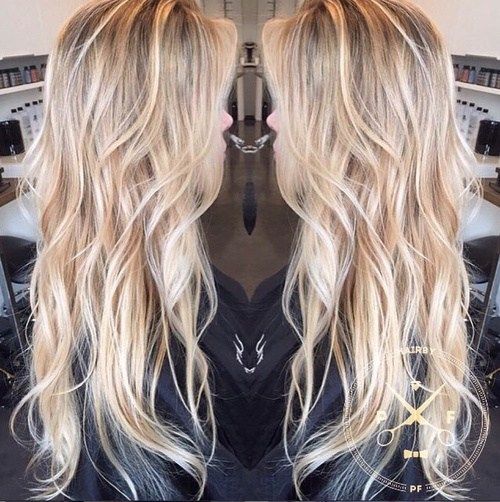 lange wellige blonde Frisur für dünnes Haar