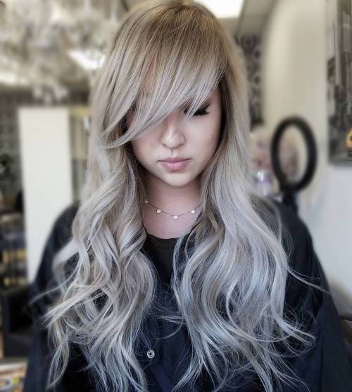 дълго Tousled Wavy Hairstyle With Bangs