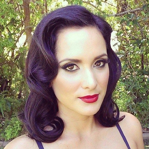 среда Brunette Pin Up Hairstyle
