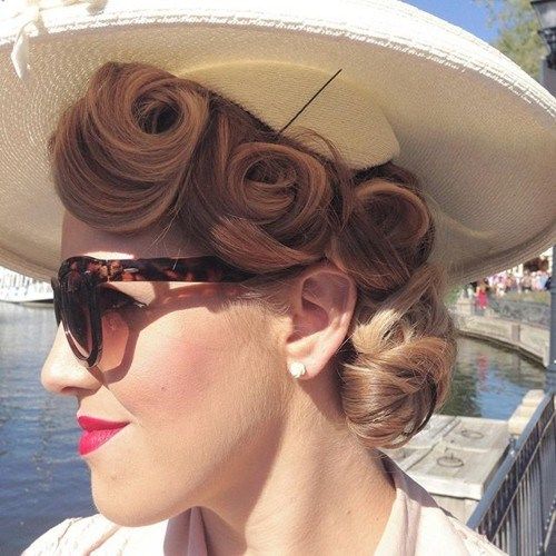 къдрав blonde pin up updo