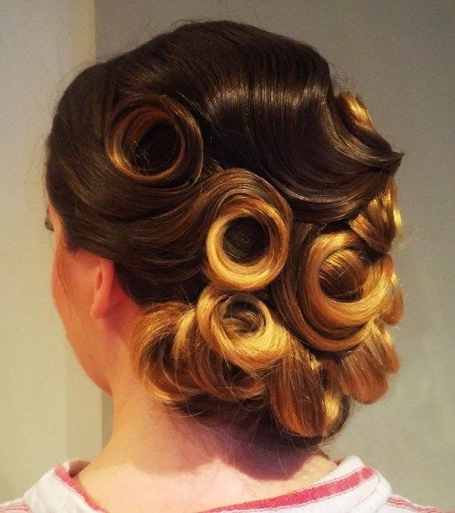 лъскав Curly Pin Up Hairstyle