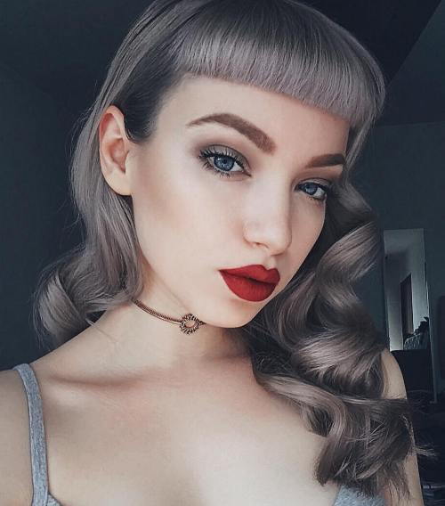 Curly Grey Pin Up Frisur mit Pony
