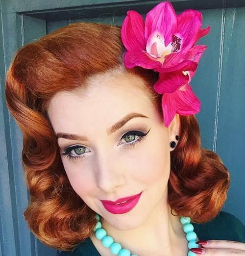 среда Red Pin Up Hairstyle