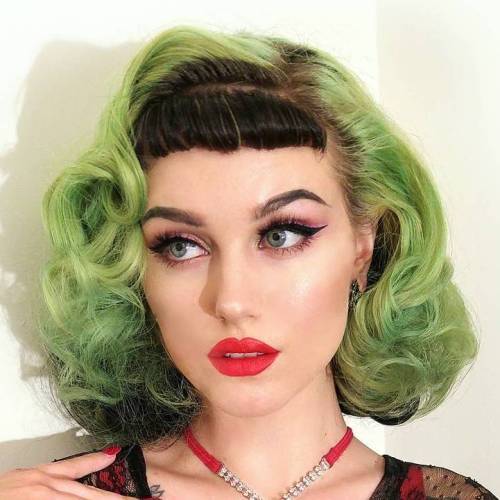В средата на дължина Curly Pastel Green Hairstyle