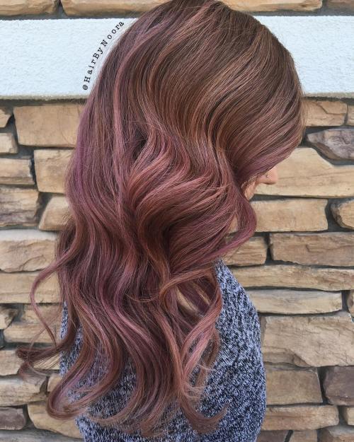 棕色头发与微妙的紫色Balayage