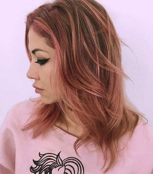 Mittelbraunes Haar mit rosa Highlights