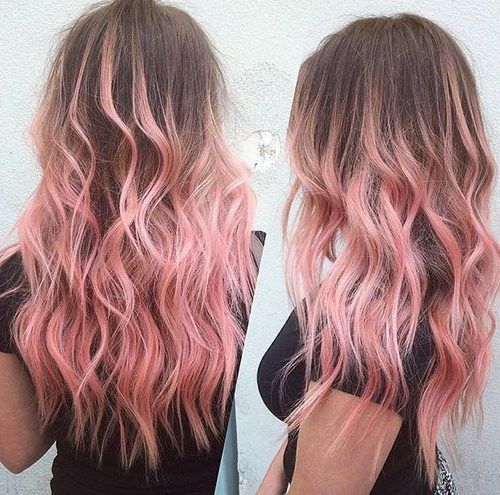 棕色头发，柔和的粉红色ombre亮点