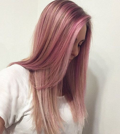 Bronde头发与粉红色的粉红色亮点