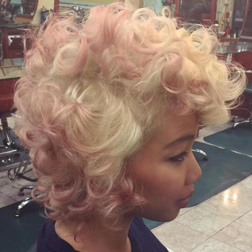 Blondýnka And Light Pink Curly Hairstyle