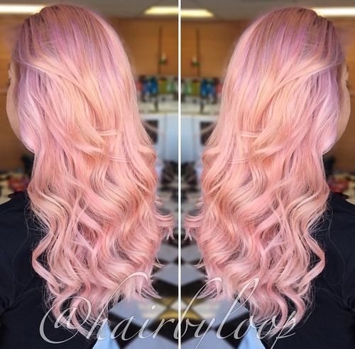 长波浪柔和的粉红色ombre发型